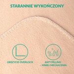 Koc polarowy 150x200 cm w kolorze beżowym, wykonany z miękkiego materiału z białym, widocznym przeszyciem na brzegach. Zbliżenie na detal faktury, koc leży na płaskiej powierzchni.