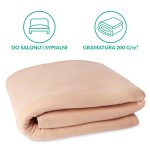 Koc polarowy 150x200 w kolorze beżowym, zwinięty, z jednolitą fakturą. Przód gładki, wykończony przeszyciem. Produkt widoczny na białym tle, co podkreśla jego kolor i materiał. Idealny do użytku w domu.