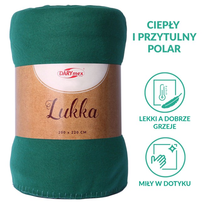 Koc polarowy Lukka w kolorze butelkowej zieleni. Złożony, z czytelną etykietą, na której widnieje napis Lukka. Wymiary 200x220 cm. Faktura gładka, wykonany z materiału polarowego. Ujęcie w zbliżeniu na całość produktu.