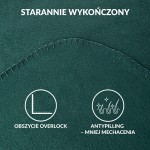 Koc polarowy 150x200 w butelkowej zieleni, leżący na płaskiej powierzchni. Widoczna lekka tekstura materiału oraz delikatne, kontrastowe szwy na obrzeżach. Zbliżenie na detal, uwidaczniające estetyczne wykończenie.
