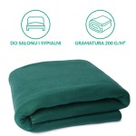 Koc polarowy 150x200 cm w kolorze butelkowej zieleni, leżący na białym tle. Gładka, miękka faktura materiału, z wykończeniem brzegów. Produkt złożony, pozwala na łatwe przechowywanie; idealny do użytku domowego jako narzuta lub do okrycia.