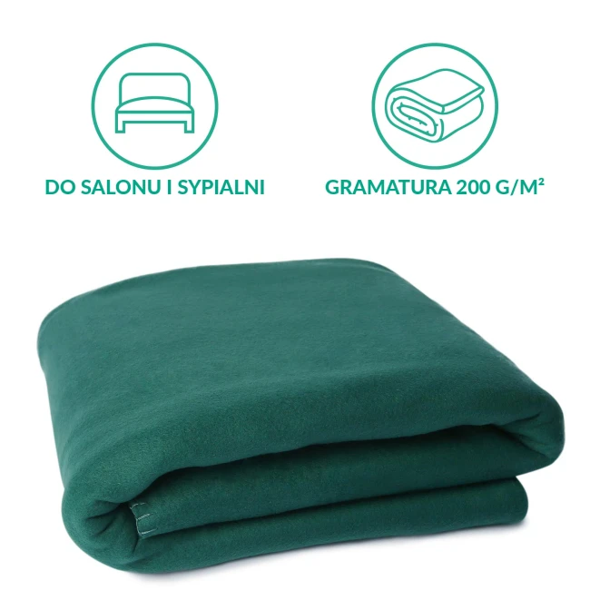 Koc polarowy 150x200 cm w kolorze butelkowej zieleni, leżący na białym tle. Gładka, miękka faktura materiału, z wykończeniem brzegów. Produkt złożony, pozwala na łatwe przechowywanie; idealny do użytku domowego jako narzuta lub do okrycia.