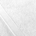 Ręcznik hotelowy AQUA o wymiarach 50x100 cm, gładki, biały, wykonany z materiału o gramaturze 400 g/m². Widoczne detale tekstury oraz brzeg z delikatnym wykończeniem.