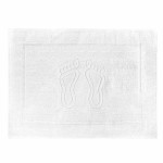Dywanik łazienkowy 50x70 cm w kolorze białym, wykonany z materiału o gramaturze 500 g/m². Na powierzchni widoczne wytłoczone stopy w prostokątnym obramowaniu. Produkt leżący na płaskiej powierzchni, idealny do łazienki.