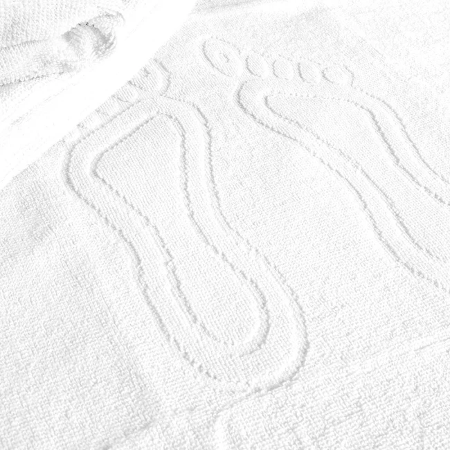 Dywanik łazienkowy 50x70 cm w kolorze białym z wzorem stóp. Wykonany z materiału o gramaturze 500 g/m². Zbliżenie na teksturę i detale wzoru, leżący na płaskiej powierzchni.