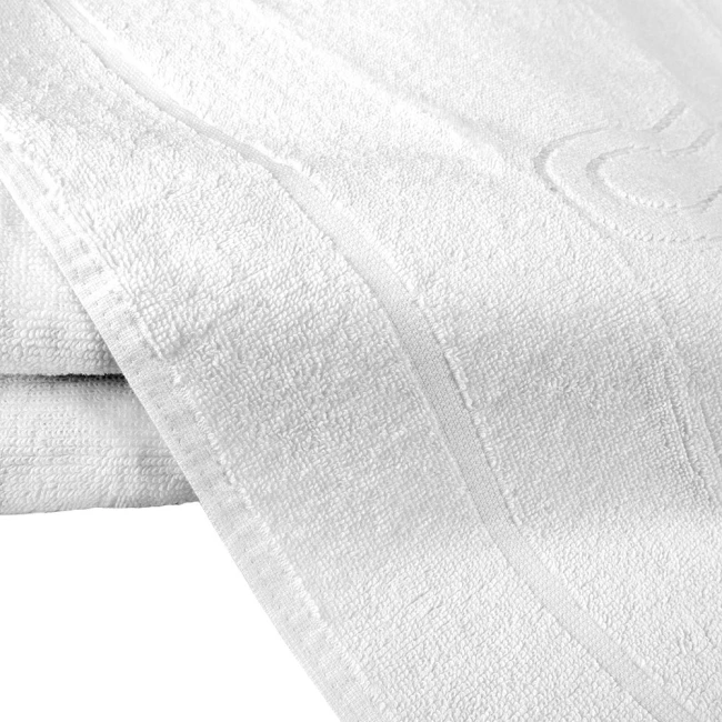 Dywanik łazienkowy Rosa w kolorze białym, o wymiarach 50x70 cm i gramaturze 500 g/m². Zbliżenie na teksturowaną powierzchnię oraz delikatne wykończenie, leżący na białym tle, co podkreśla jego elegancki wygląd.