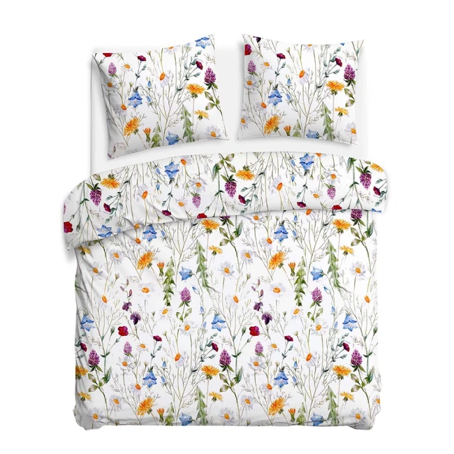 Pościel satyna bawełniana 180x200 Floria w białym kolorze z kolorowymi polnymi kwiatami. Zestaw zawiera poszwę na kołdrę oraz dwie poszewki na poduszki. Produkt leżący na białym tle, ukazujący detale wzoru kwiatowego.