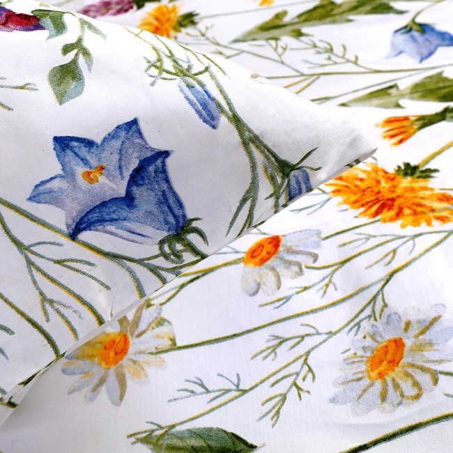 Pościel satyna bawełniana 220x200 Floria w odcieniach bieli z kolorowymi polnymi kwiatami, w tym dzwonkami i stokrotkami, z widocznymi detalami na poszewkach i narzucie. Produkt leży płasko na białym tle.
