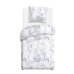 Pościel satynowa 140x200 Azura w kolorze białym z delikatnym niebieskim wzorem liści. Zestaw zawiera poszewkę na poduszkę. Produkt leży na płasko, ukazując wzór na tkaninie i miękką fakturę materiału.