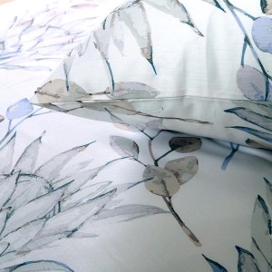 Pościel satyna bawełniana 180x200 Azura biała w delikatne niebieskie liście, Satynlove