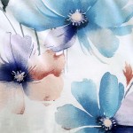 Pościel satyna bawełniana 160x200 w kolorze białym z dużymi pastelowymi niebieskimi kwiatami. Wzór z delikatnymi akcentami różowymi. Tkanina o gładkiej fakturze, idealna do sypialni. Ujęcie w zbliżeniu na detale kwiatów.