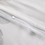 Biała pościel satynowa 160x200 z zamkiem błyskawicznym, zdobiona dużymi pastelowymi niebieskimi kwiatami. Widoczny detal zamka, tkanina o gładkiej fakturze. Idealna do sypialni, łącząca elegancję z delikatnością.