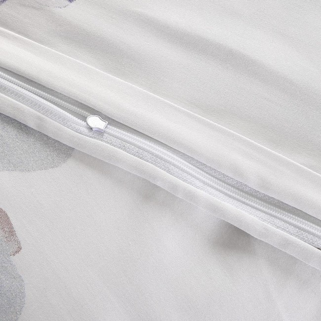 Biała pościel satynowa 160x200 z zamkiem błyskawicznym, zdobiona dużymi pastelowymi niebieskimi kwiatami. Widoczny detal zamka, tkanina o gładkiej fakturze. Idealna do sypialni, łącząca elegancję z delikatnością.