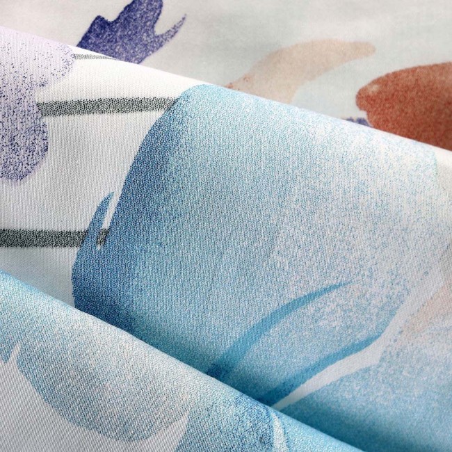 Pościel satyna bawełniana 160x200 Lunara w białym kolorze z dużymi pastelowymi niebieskimi kwiatami. Ujęcie z bliska, ukazujące teksturę materiału oraz detale wzoru.