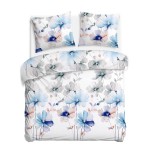 Pościel satyna bawełniana 160x200 w kolorze białym z dużymi, pastelowymi niebieskimi kwiatami, z kompletem poszewek. Produkt leży płasko, z widocznym wzorem kwiatowym na kołdrze i poduszkach, na białym tle.