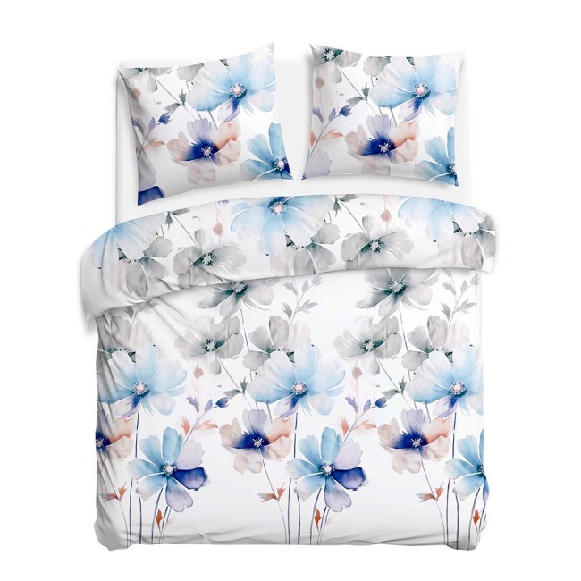 Pościel satyna bawełniana 160x200 w kolorze białym z dużymi, pastelowymi niebieskimi kwiatami, z kompletem poszewek. Produkt leży płasko, z widocznym wzorem kwiatowym na kołdrze i poduszkach, na białym tle.