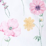 Pościel satyna bawełniana 140x200 Vellia w białym kolorze, zdobiona pastelowymi akwarelowymi kwiatami w odcieniach różu i żółci. Wzór z widocznymi detalami kwiatów oraz liści, idealna do sypialni.