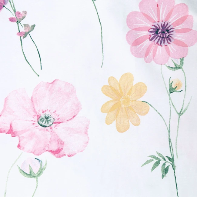 Pościel satynowa 180x200 cm w białym kolorze z pastelowymi akwarelowymi kwiatami, w tym różowymi makami i żółtymi stokrotkami. Wzór na gładkim tle podkreśla delikatność i świeżość. Idealna do sypialni, leżąca na jednolitym tle.