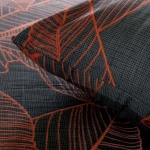 Pościel bawełniana 180x200 w ciemno szarym kolorze z miedzianymi liśćmi. Zbliżenie na poduszkę z wyraźnym wzorem liści, materiał o gładkiej teksturze, widoczne detale splotu tkaniny.