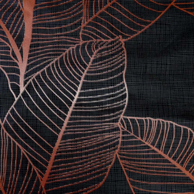 Pościel bawełniana 180x200 w ciemno szarym kolorze z miedzianym wzorem liści. Materiał o gładkiej fakturze, ukazujący detale liści w odcieniach miedzi, na tle w kratę. Produkt leży na płaskiej powierzchni, prezentując wzór.