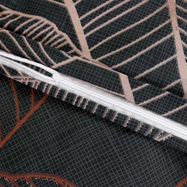 Pościel bawełniana 180x200 cm w ciemno szarym kolorze z miedzianym wzorem liści. Widoczny zamek błyskawiczny oraz tekstura tkaniny, która ma delikatny połysk. Produkt leży na płasko, ukazując detale wzoru i wykończenia.