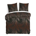 Pościel bawełniana 180x200 cm w ciemno szarym kolorze z dekoracyjnym wzorem miedzianych liści. Zestaw składa się z poszwy na kołdrę i dwóch poszewek na poduszki, ułożony na płasko, na jednolitym tle.