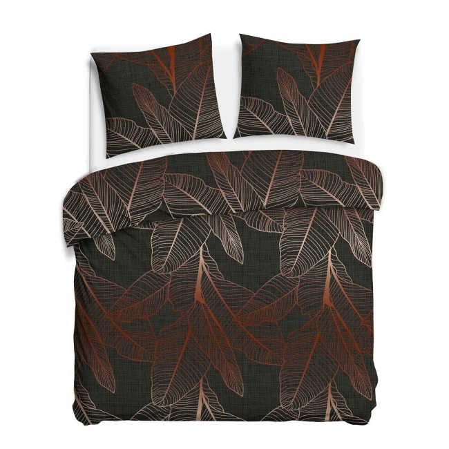 Pościel bawełniana 180x200 cm w ciemno szarym kolorze z dekoracyjnym wzorem miedzianych liści. Zestaw składa się z poszwy na kołdrę i dwóch poszewek na poduszki, ułożony na płasko, na jednolitym tle.