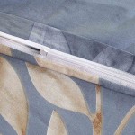 Pościel bawełniana 140x200 Sandleaf w kolorze niebieskim z beżowymi liśćmi, z zamkiem błyskawicznym. Materiał o gładkiej fakturze, idealna do stworzenia przytulnej aranżacji sypialni. Widoczny detal zamka w górnej części poszwy.