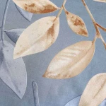 Pościel bawełniana 220x200 Sandleaf w odcieniu niebieskim z beżowymi liśćmi, przedstawiająca detale dużych liści na gładkim tle. Wzór jest delikatny, a liście mają subtelną teksturę i naturalne zabarwienia.