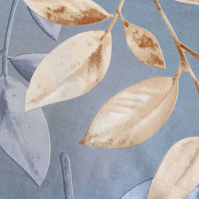 Pościel bawełniana 220x200 Sandleaf w odcieniu niebieskim z beżowymi liśćmi, przedstawiająca detale dużych liści na gładkim tle. Wzór jest delikatny, a liście mają subtelną teksturę i naturalne zabarwienia.