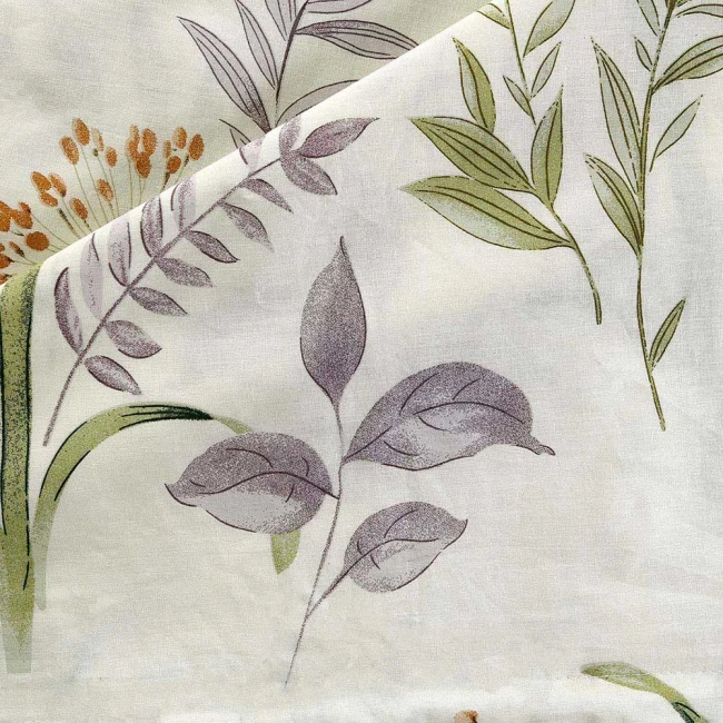 Pościel bawełniana 140x200 w kremowym kolorze z botanicznym wzorem kwiatowym. Widoczne delikatne liście i kwiaty w odcieniach zieleni, fioletu i brązu, w układzie na jasnym tle. Produkt leży na płasko, ukazując detale wzoru.
