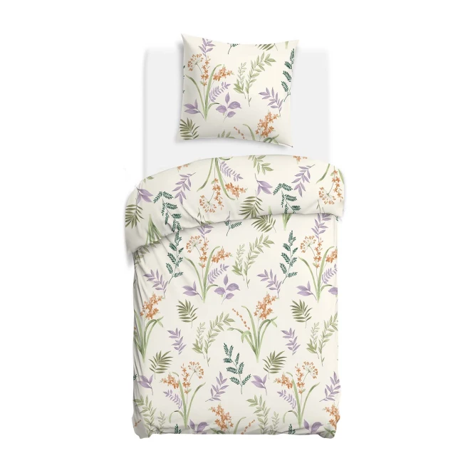 Pościel bawełniana 140x200 w kremowym kolorze z botanicznym wzorem kwiatowym. Zestaw zawiera poszewkę na poduszkę i kołdrę, z delikatnymi, kolorowymi kwiatami oraz zielonymi liśćmi, leżący na białym tle.
