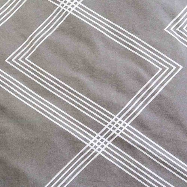 Pościel bawełniana 140x200 Geline w szarym kolorze z minimalistycznym wzorem białych, geometrycznych linii. Materiał gładki, w ujęciu z bliska, ukazuje detale wzoru i teksturę tkaniny.