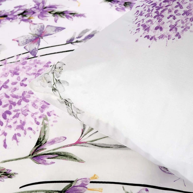 Pościel bawełniana 180x200 w białym kolorze z motywem fioletowej lawendy. Wzór floralny na poszewce z delikatnymi detalami, leżącej na tle białym, z widocznymi lawendowymi kwiatami i liśćmi.