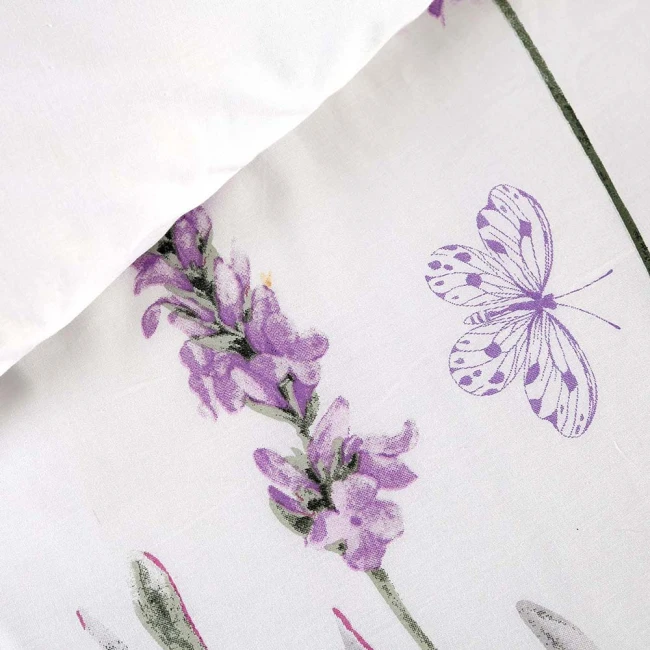 Pościel bawełniana 180x200 w białym kolorze z motywem fioletowej lawendy i motylem. Widok na fragment poszwy z delikatnym wzorem kwiatów lawendy na jasnym tle. Produkt leży płasko, ukazując detale nadruku.