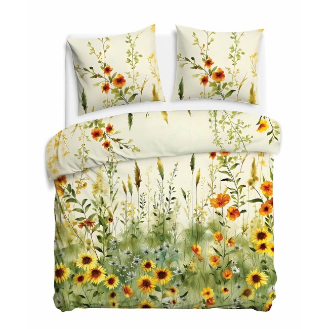 Pościel satyna bawełniana 220x200 Solaia w kremowym kolorze z kwiatowym wzorem przedstawiającym łąkę z żółtymi, pomarańczowymi i zielonymi roślinami, zawiera poszewki na poduszki oraz narzutę, zbliżenie na detale wzoru.