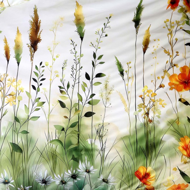 Pościel satyna bawełniana 220x200 Solaia w kolorze kremowym, z kwiatowym motywem przedstawiającym zieloną łąkę, z widocznymi żółtymi i pomarańczowymi kwiatami oraz delikatnymi łodygami i liśćmi na białym tle.