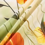 Pościel satynowa w kremowym kolorze z motywem zielonej łąki, z widocznymi kwiatami w odcieniach pomarańczowym i zielonym. Materiał gładki, z połyskiem, leżący na płasko, z wyraźnymi detalami roślinnymi. Wymiary 220x200 cm.