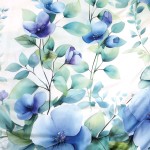 Pościel satyna bawełniana 180x200, Azurea, w białym tle z niebieskimi kwiatami i zielonymi liśćmi. Wzór kwiatowy, delikatne detale, idealna do sypialni. Tkanina satynowa o gładkiej fakturze, dobrze widoczna w zbliżeniu.