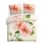 Pościel satyna bawełniana 180x200 Camellia w kremowym kolorze z nadrukiem pomarańczowych kwiatów i zielonych liści. Zestaw zawiera poszewki na poduszki oraz poszwę na kołdrę. Produkt leżący na białym tle.