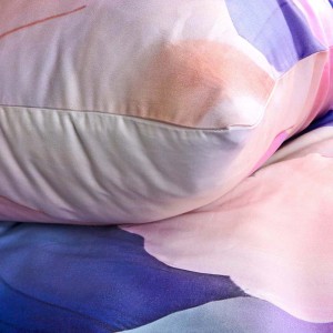 Pościel satyna bawełniana 180x200 Aurora biała i niebieska w pastelowe różowe kwiaty, Satynlove Premium