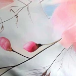Pościel satyna bawełniana 140x200 w kolorze szarym i zielonym z różowymi kwiatami. Wzór kwiatowy z delikatnymi gałązkami na jasnym tle. Materiał gładki, z połyskiem, idealny do sypialni. Ułożona na płasko, widoczne detale kwiatów.