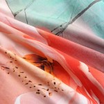 Pościel satyna bawełniana 180x200 w odcieniach szaro-zielonych z różowymi kwiatami. Widoczne detale tkaniny, miękka faktura i delikatne wzory kwiatowe, ułożona w falach na jednolitym tle. Idealna do eleganckiej sypialni.