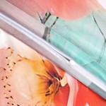 Pościel satyna bawełniana 220x200 w odcieniach szaro-zielonych, ozdobiona różowymi kwiatami. Widoczny zamek błyskawiczny. Delikatna faktura materiału, idealna do sypialni.