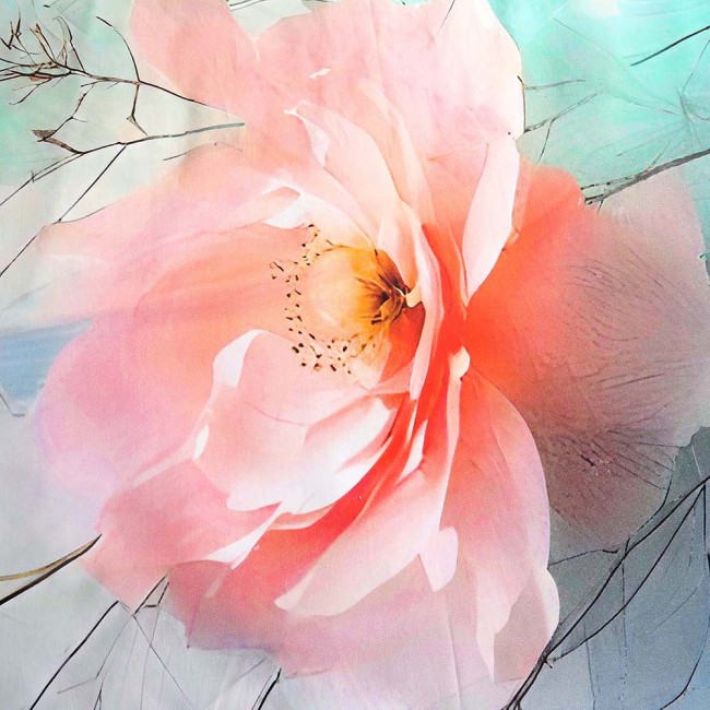 Pościel satyna bawełniana 220x200 Roselle w kolorze szarym i zielonym, z różowymi kwiatami na tle. Zbliżenie na duży różowy kwiat z żółtym środkiem, otoczony delikatnymi gałązkami. Idealna do eleganckich aranżacji sypialni.