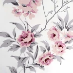 Pościel w satynie bawełnianej 200x220 cm, biała, zdobiona wiosennymi różowymi i niebieskimi kwiatami. Kompozycja kwiatów z zielonymi liśćmi na jasnym tle, ukazująca detale kwiatów w zbliżeniu.