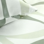 Pościel satynowa bawełniana 160x200 w zielonym kolorze z dekoracyjnym wzorem liści. Zestaw składa się z poszwy na kołdrę i poduszki, ukazany z bliska, na gładkim tle, podkreślający fakturę materiału i detale wzoru.