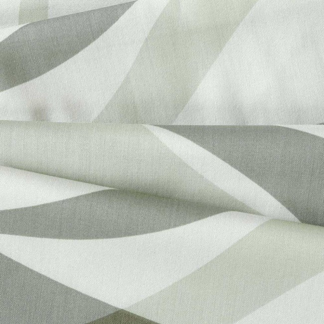 Pościel satyna bawełniana 160x200 w odcieniach zieleni, z dekoracyjnym wzorem liści. Materiał gładki, lekko błyszczący, ułożony w złożony sposób, eksponujący detale wzoru i fakturę.