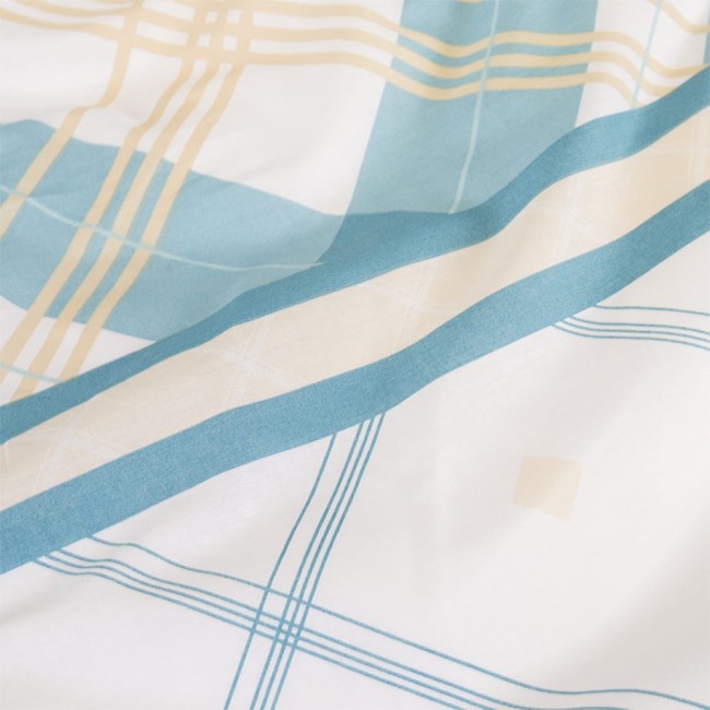 Pościel bawełniana 160x200 Cottonlove w kolorach błękitu i beżu, z wzorem w kratkę. Materiał o gładkiej fakturze, leżący na płaskiej powierzchni. Widoczne różnokolorowe linie i elementy dekoracyjne, podkreślające nowoczesny design.