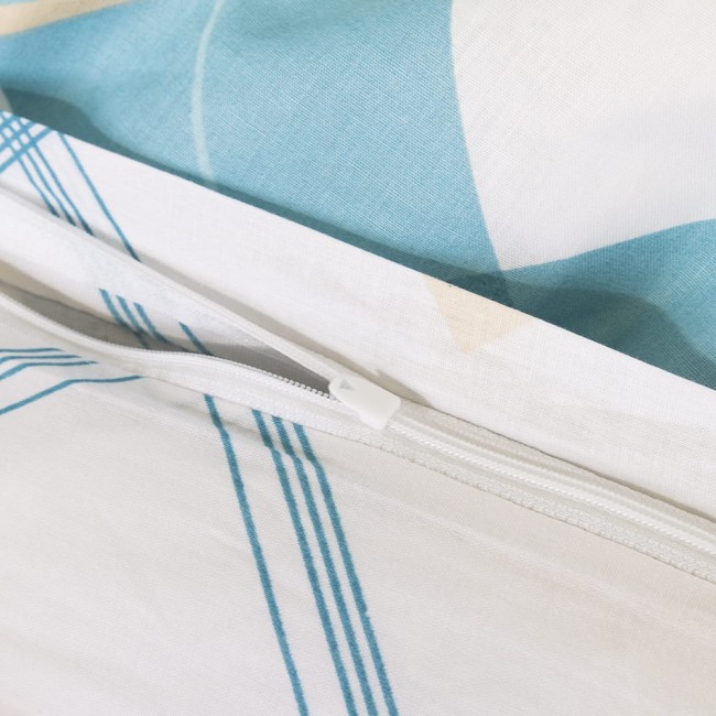 Pościel bawełniana 160x200 Cottonlove w kolorze błękitnym, z graficznymi wzorami, widoczny zamek błyskawiczny poduszki i narzuty, zbliżenie na fakturę tkaniny. Produkt leżący, na jasnym tle, przedstawiający detale zamka.